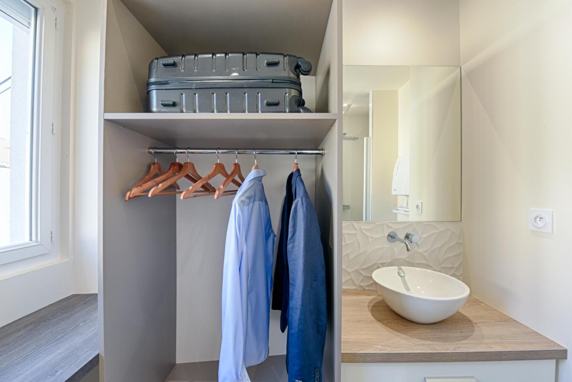 Apartment Le Baron Centre - Garage Prive - Wifi Fibre - Classe 3 Etoiles Cholet